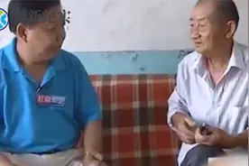 男子当着儿子面，对年迈父亲大打出手，老人无奈要与儿子断绝关系视频封面