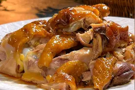 这样做的电饭煲焖鸡，不用加一滴水，出锅鲜嫩多汁，比烧鸡还好吃