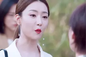 小三挑衅原配，原配抬手直接就给丈夫一巴掌，看看原配高情商反击视频封面