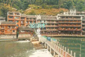 凤凰古城——被时光遗忘的“中国最美小城”真相大揭秘视频封面