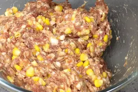 小朋友最爱吃的玉米饺子，教你调馅绝活，鲜嫩多汁，味道好极了视频封面