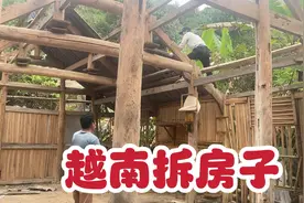 小邓找到人来拆房了，一口价200万，4个大男人一下子就拆下了视频封面