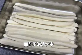 面剂子泡清水中，出锅就是无法抗拒的美食，5分钟搞定全家人早餐