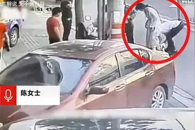 “怀孕的女人”女子陪父亲散步，不小心生了个孩子