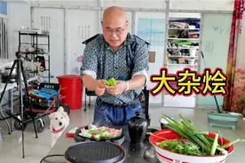 农村单身汉又吃扒拉锅啦！园子里有啥菜都往锅里搁，能好吃吗？视频封面