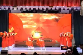传统舞蹈惊艳上演，红韵旗袍队的姐妹们翩翩起舞，惊艳全场！视频封面