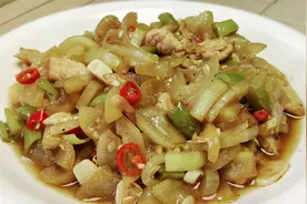 饭店里西葫芦炒肉片为啥那么好吃？教你正确做法，香辣入味不油腻