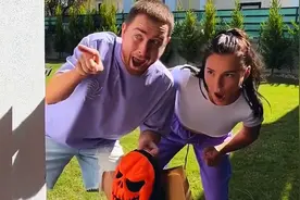 夫妻戴面具恶搞邻居，结果没想到被套路了！视频封面