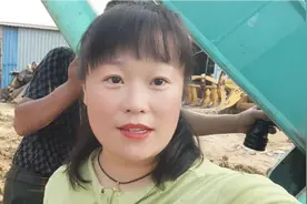 刘平一大早就接一大单，勾机真正接活了，一天收了800元，累毁了视频封面