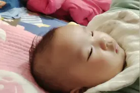 宝宝快速睡觉方法→摸额头（亲测有效）视频封面