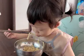 一岁多的宝宝能用筷子吃饭了，不挑食好养活，侯得柱一脸的自豪