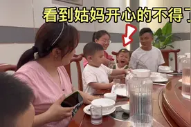 姐姐平安生女请家人朋友一起吃饭，小语见到久违的姑妈开心的尖叫视频封面