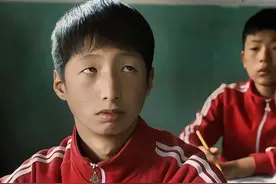 教室里的沉思瞬间，红衣少年的故事未完待续视频封面