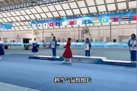 “奢香女孩”在冬亚会继续当气氛组，为赛事增添无限激情。视频封面