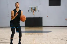 来学学库里的投篮姿势，让你的三分球纵享丝滑视频封面