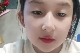 我想做个美妆博主。今天教你们怎么画口红。