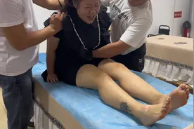 减肥训练营的学生腰部酸痛，调理完后感觉身体轻松多了。
