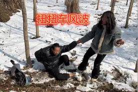 弟弟骑扭扭车摔沟里了，姐姐也跟着遭殃！真是难姐难弟啊视频封面