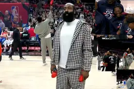 小插曲！哈登和乔治一起给观众发T恤纪念最后一场 明年新球馆视频封面