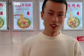 天气冷了，小芳给男友买了一件保暖内衣，男友穿上开心又感动