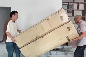 一年多爸妈搬了五次住的地方，看着老爸憔悴的样子，闺女几度哽咽视频封面