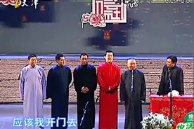 张鹤伦带领小团体合唱《乌苏里船歌》，看完你不笑算我输！视频封面