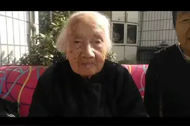 105岁奶奶长寿有秘诀，每天用4把梳子常梳头#百岁老人 #长寿奶奶