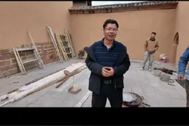 实探国家传统村落武定高桥镇老滔村系列1：走进老滔村乡长家故居 实探国家传统村落武定高桥镇老滔村系列1：走进解放前老滔村乡长家的故居，我错以为这里就是杨县长家的房子，任了23年村长的杨俊海口述从老滔村走出的曾任江川楚雄县长的杨天一鲜为人知的往事，遗憾没有记录到杨县长家的故居#武定大浪淘沙 #中国传统村落 #国家级传统村落老滔村 #上热门 #随拍 @贵姿女装武定店 @仁心仁义 @二宝视频封面