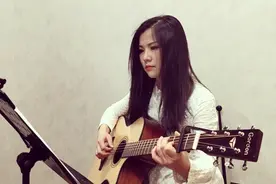 吉他指弹《贝加尔湖畔》，虽不是情歌但听起来比情歌还深情。视频封面