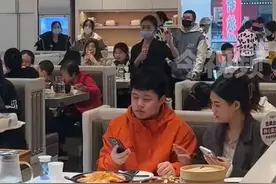 好卑微的爱!网友：你跑吧 我一个女的都看不下去了！来源：@一百个迷人   #舔狗#卑微的爱情 #路人视角视频封面