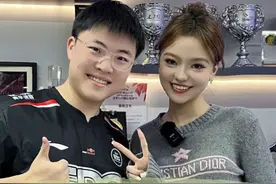 今天去到了上海EDG总部，没想到就看到了Uzi！！！#这谁顶得住啊视频封面