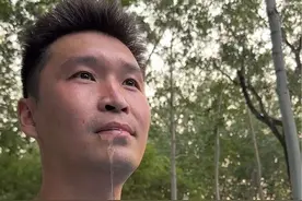 霍楠指导见到美女瞬间成打球显眼包，库里见到美女直接害羞，你打球见到美女是什么反应呢？#超级主播上新礼 #霍楠美娜演绎球场显眼包视频封面