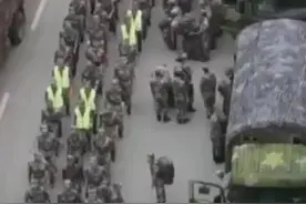 7月24日，郑州二七区，人民子弟兵驰援郑州，画面震撼，看得人热泪盈眶，谢谢你们，最可爱的人。视频封面