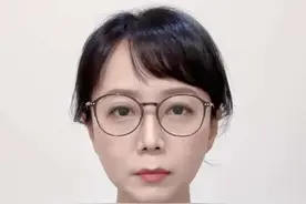 #老人墓碑贴二维码可回看人生 一个人真正的死亡不是生命的逝去，而是被人遗忘。如果希望不被遗忘，这是一个不错的方法。#薇观察视频封面