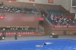 小伙表演醉拳太逼真，医护人员误以为出事视频封面