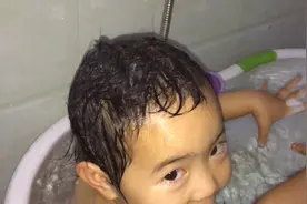 喜欢洗澡的宝宝，两岁九个月自己洗头啦！