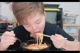 点了个外卖米线，没放盐不说了，还吃出只死苍蝇😤视频封面