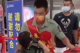 9月1日，江苏淮安，#外甥女身着迷彩服敬礼迎接退伍舅舅 视频封面