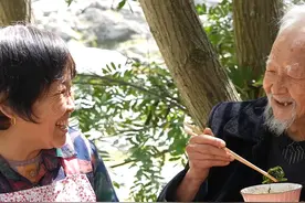 腌辣椒你肯定没吃过吧？看完学会在家也能做！#抖音美食创作人 #腌辣椒 #辣椒 #农村美食 #农村生活 