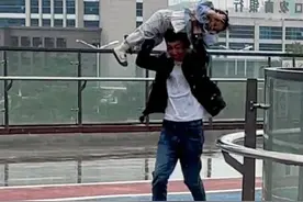 下雨天父女没带伞，爸爸把女儿举过头顶躲雨，网友：小棉袄终于派上用场了#小棉袄 #爸爸带娃 #这操作也是没谁了😂😂视频封面