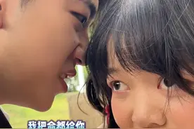 挑战给没啥恋爱经验的闺蜜翻拍100部爱情片之霸道校园甜宠剧！@肖宇航 @哈喽小莲花