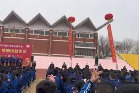 老师是夜空中最美的星，我们班老师还闪闪发光耀眼睛。老师爱孩子视频封面