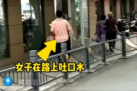 8月7日，河南郑州，女子不戴口罩向行人吐口水，家人称她精神状态不稳定，已送至郑州精神病医院视频封面