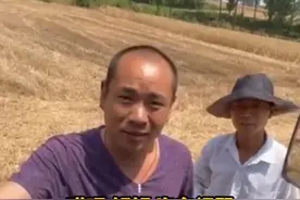 5月30日河南平顶山，挖掘机司机免费营救被困收割机，收割机司机偷偷留下一条烟，讲究人相处就是这么愉快 #暖心视频封面