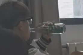原来#酒神在身边！男大学生带白酒上课，课前先来一口，回复老师“没事就爱喝点”@抖音短视频视频封面