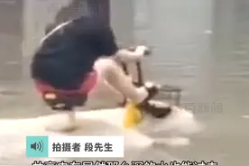 7月19日，河北省石家庄市深泽县。暴雨过后#道路积水女子骑共享电车通过水面上就露出车座和车把。#政媒原创作者联盟 