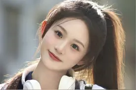 等你下课📖 教你拍初恋感校服写真｜  上学时觉得丑的校服，现在看觉得穿上太青春啦!真的谁穿谁好看！  给大家提供一些拍照姿势参考!既日常又出片!快来get 👧发型：高马尾会为少女感加分 💄妆容：一定要淡一点 眼影大地色 假睫毛不要贴 💃姿势： 1⃣️借助身边场景互动 2⃣️甩头发抓拍 或者蹦蹦跳跳 3⃣️喝矿泉水或者手拿着摆拍 4⃣️ 坐在路边，拍侧脸，微抬头两手举起宝矿力到头顶 5⃣️用头绳假装扎头发 很清纯  🎒道具：书包，课本，耳机，雪糕这些常见的都可以做道具 #拍照姿势 #校园 #瓶装雪王上线了 #雪王爱喝水 #元气少女