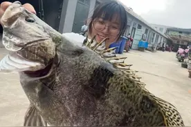 妈呀，我成网红了#当事人在抖音#女孩钓到大鱼向邻居炫耀视频封面