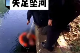 阿姨失足坠河，别怕，特警来救你了！#救援现场视频封面