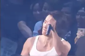 #郑伊健 红馆献唱，穿着最廉价的演出服，唱着属于一代人的回忆，55岁依然满身的肌肉、浩南哥风采依旧👍视频封面